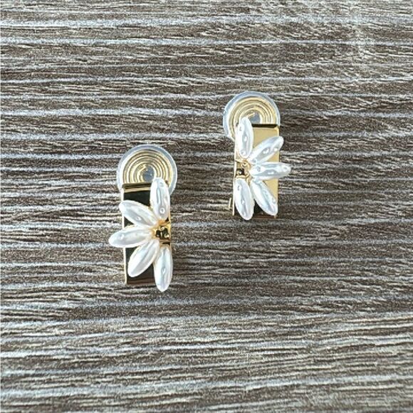 Vintage style flower clip on earrings A415 - Picture 3 of 5
